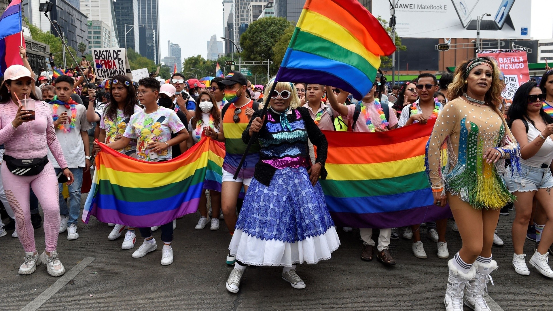 Hay que votar por nuestras vidas": la comunidad hispana LGBTQ explica qué  le motiva a participar en esta elección